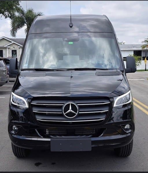 E Class Luxury photo 2