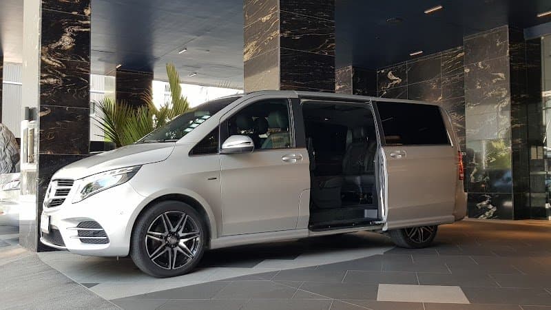 Titanium Premium Chauffeur Experience photo 4